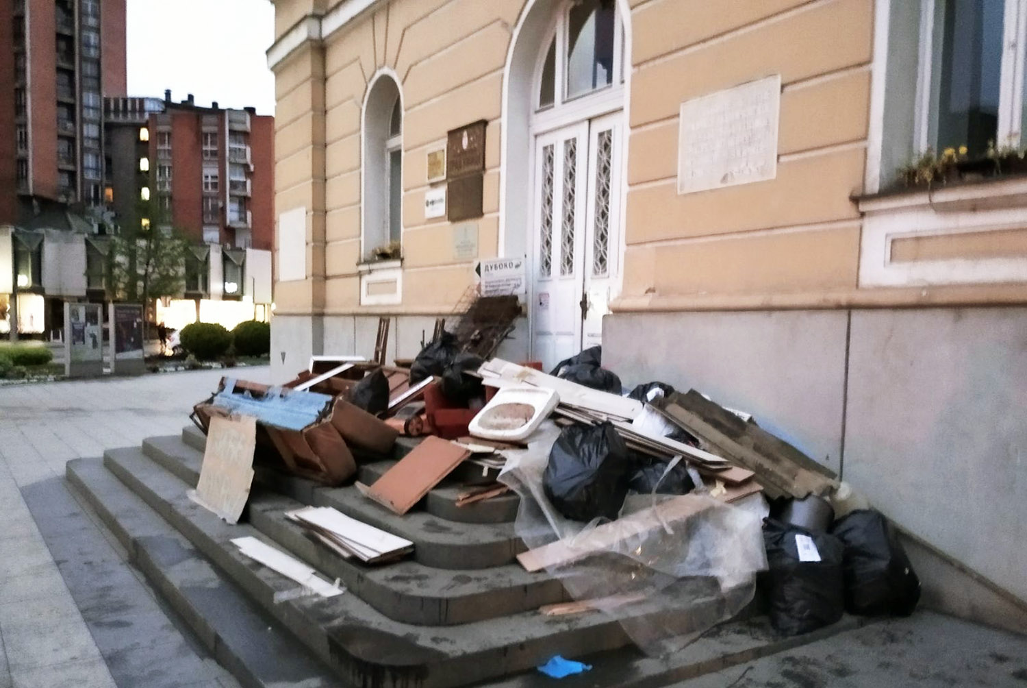 Smece ispred uzicke skupstie Foto Privatna arhiva 3