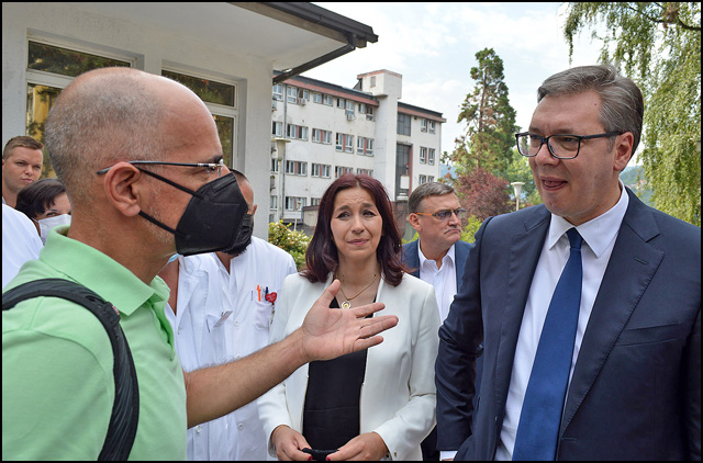 Srušio se deo plafona u užičkoj bolnici, nadležni ćute 2 Vucic i Blagojevc u Uzicu Foto Nenad Kovacevic