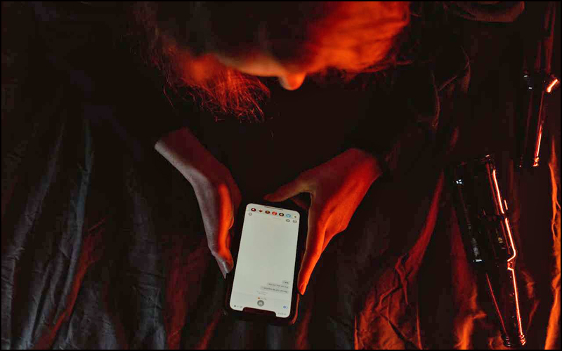 devojka telefon