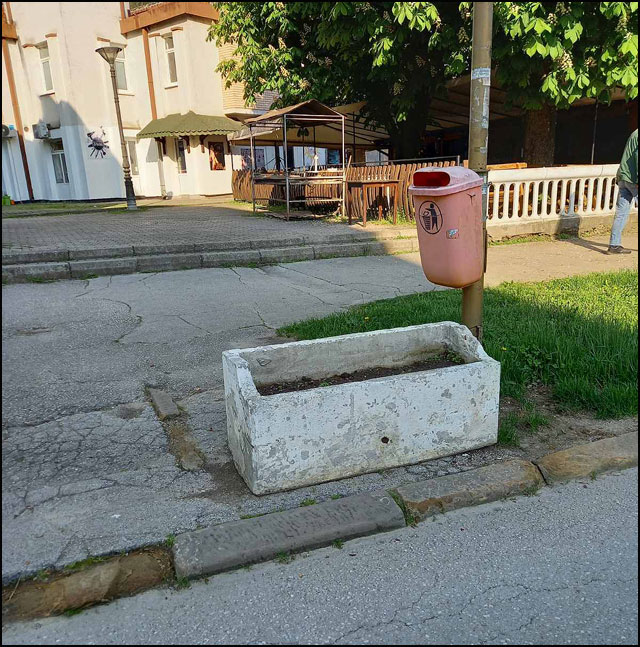 Gučke žardinjere, ružne i prazne 2 Guca 1