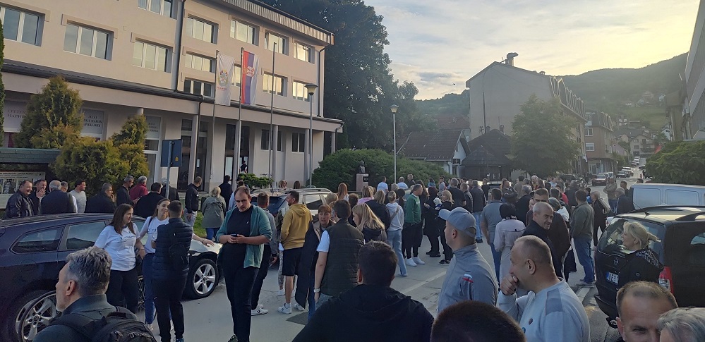 Bruka i sramota: Čačanski SNS funkcioneri otišli da se biju sa građanima Kosjerića 1 kosjeric