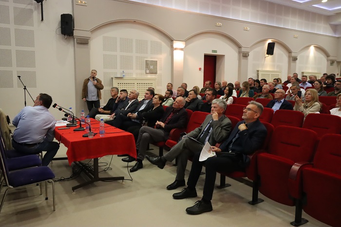 3. Dusan R. Ivanovic predstavlja osnivacka dokumenta Udruzenja za krompir Srbije