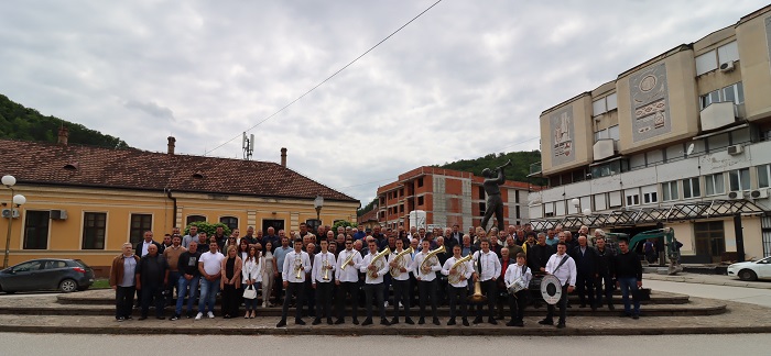 4. Ucesnici Drugog obelezavanja Svetskog dna krompira u Srbiji pored Spomenika trubacu u Guci