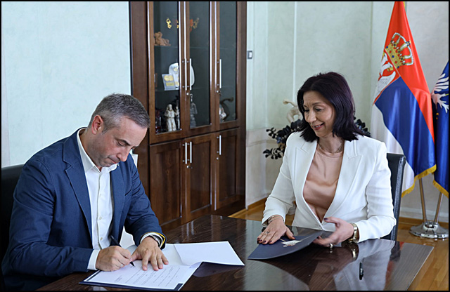 Besplatno letovanje za užičke vukovce i decu iz siromašnih porodica 1 Potpisivanje ugovora Foto Grad Uzice