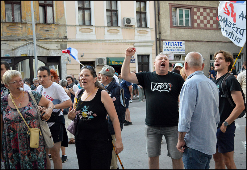 Protest i bokade u Užicu zbog policijske brutalnosti prema učesnicima beogradskog protesta (FOTO/VIDEO) 6 Protest ispred policije Foto Nenad Kovacevic 4