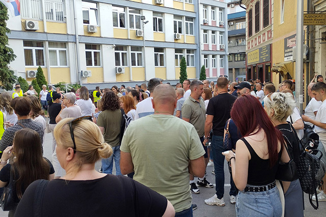 Maturant iz Kosjerića i njegov sugrađanin pušteni na slobodu 3 Protest ispred policije Foto Nenad Kovacevic