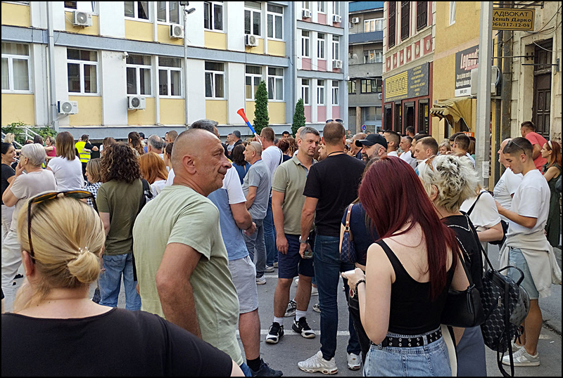 Sudija Zoran Milinković ponovo odbio da pritvori maturanta iz Kosjerića i dvojicu njegovih sugrađana 2 Protest ispred policije i suda u Uzicu Foto Nenad Kovacevic