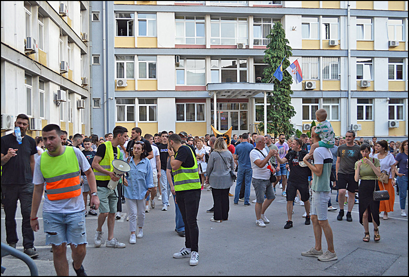 Zbog Vučićeve mržnje, maturant umesto na proslavi mature noć proveo u zatvoru 2 Protest isred policije u Uzicu Foto Nend Kovacevic
