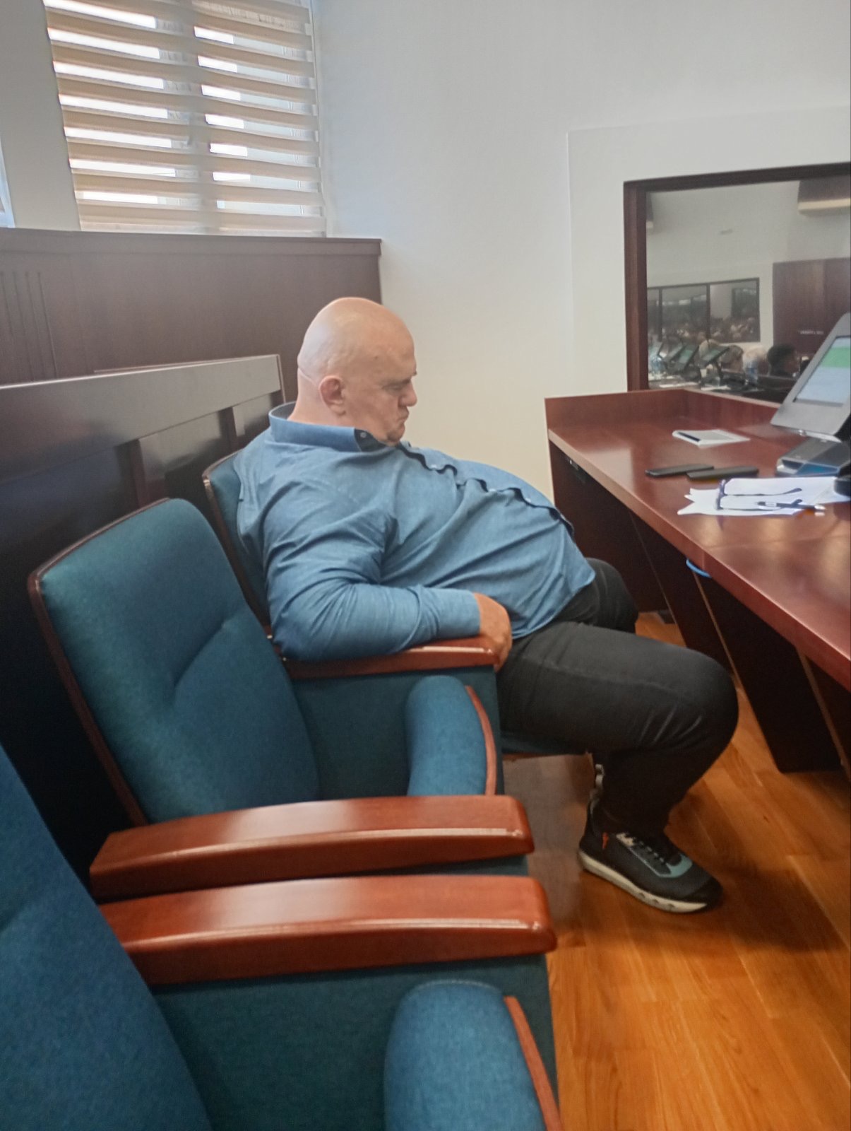 Bruka i sramota: Odbornik SNS spava i hrče na sednici Skupštine, predsedniku Skupštine smešno 1 piper