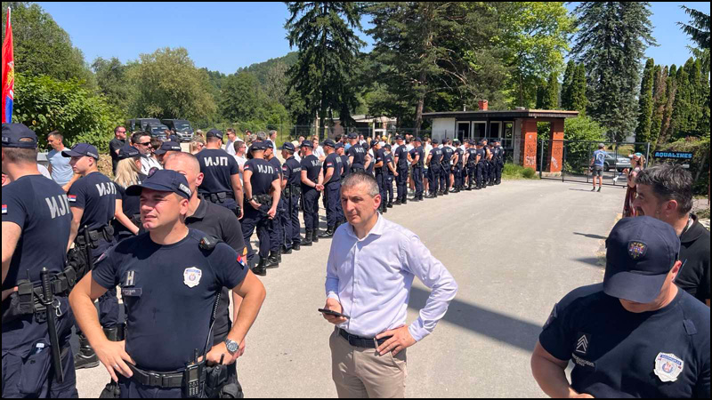 Policija štiti aktiviste naprednjaka u Kosjeriću 4 policija 2