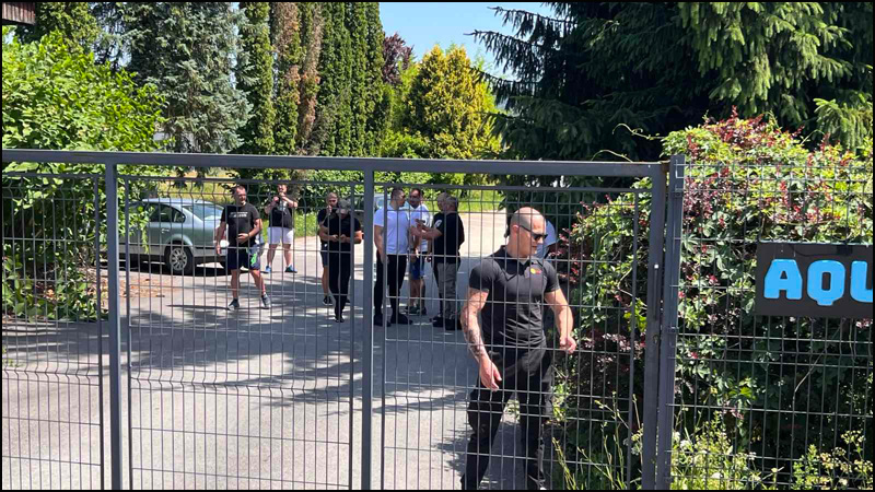 Policija štiti aktiviste naprednjaka u Kosjeriću 3 policija 5