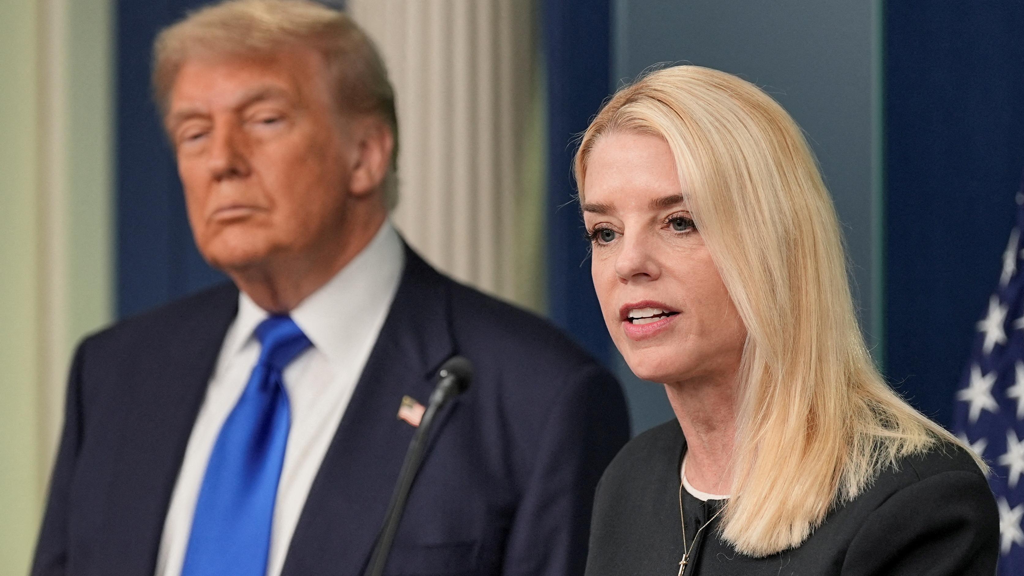 Doktor u Americi oslobođen optužbi za uništavanje kovid vakcina 2 Pem Bondi i Donald Tramp