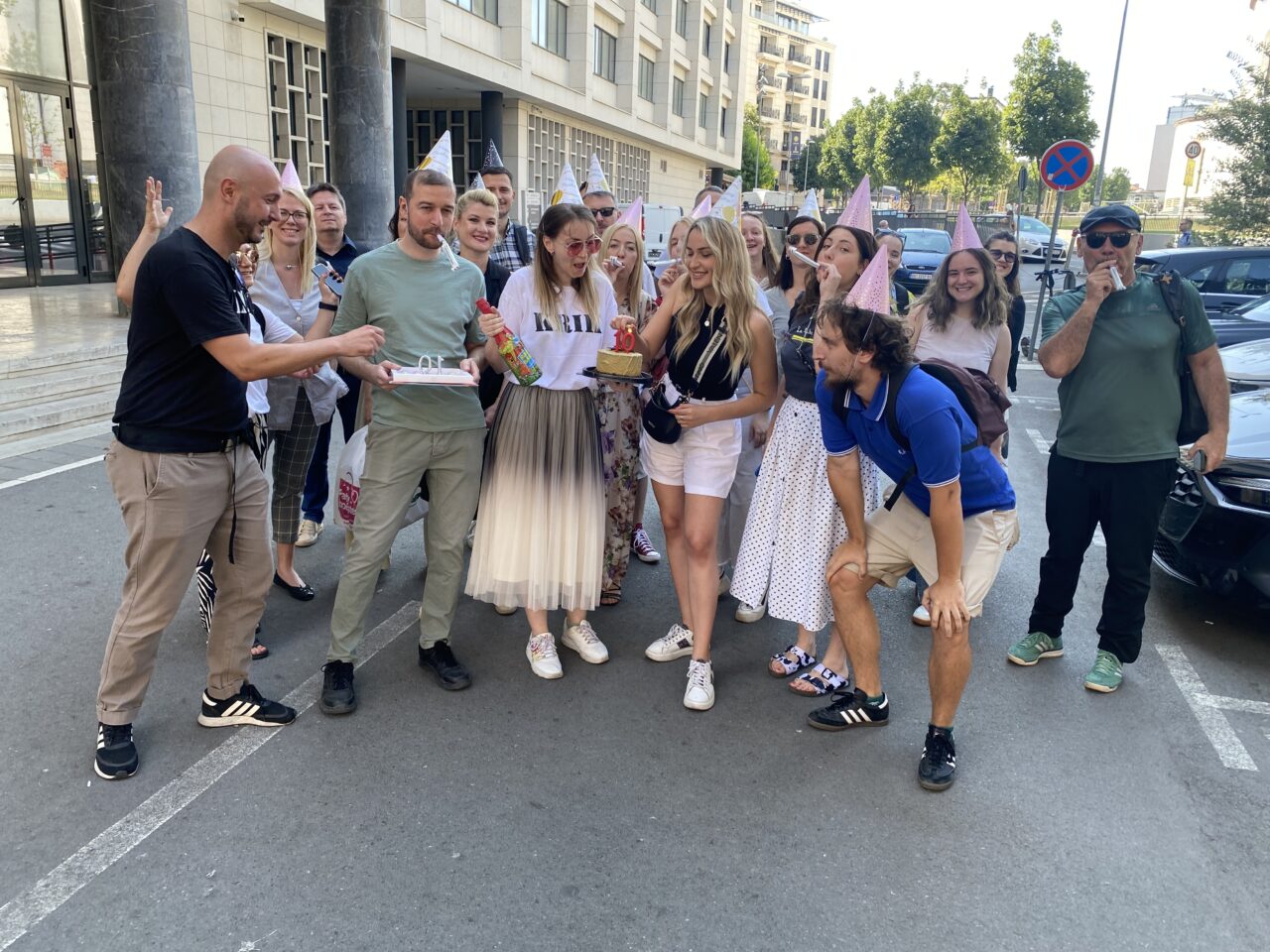 Clanovi redakcije KRIK a i prijatelji na proslavi dekade rada ove redakcije ispred suda Foto ANEM Veran Matic