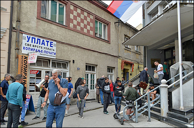 Gradjani ispred suda Foto Nenad Kovacevic