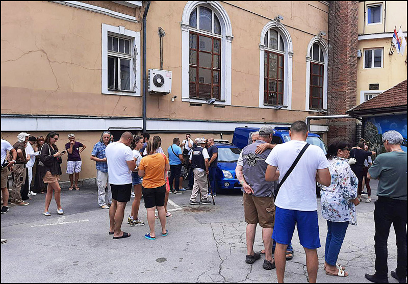 Gradjani ispred uzickog zatvora Foto Privatna arhiva