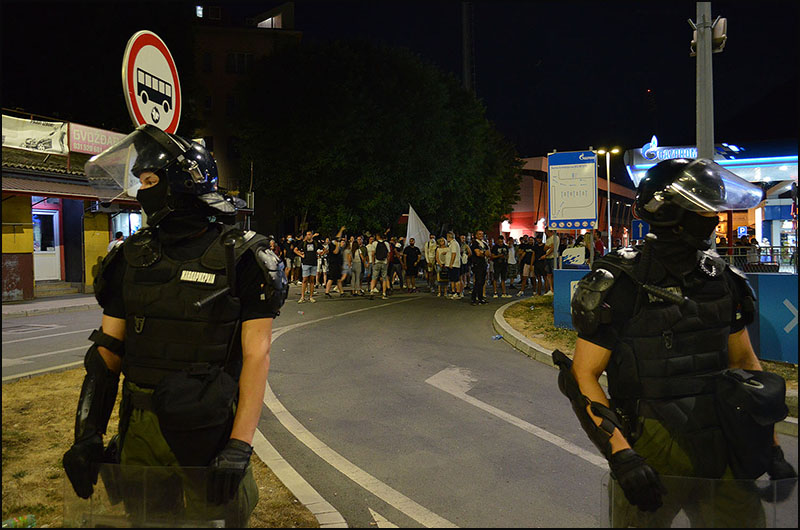 Užičani blokirali zlatiborsku magistralu, policija se povukla 1 Gradjani iza kordona Foto Nenad Kovacevic