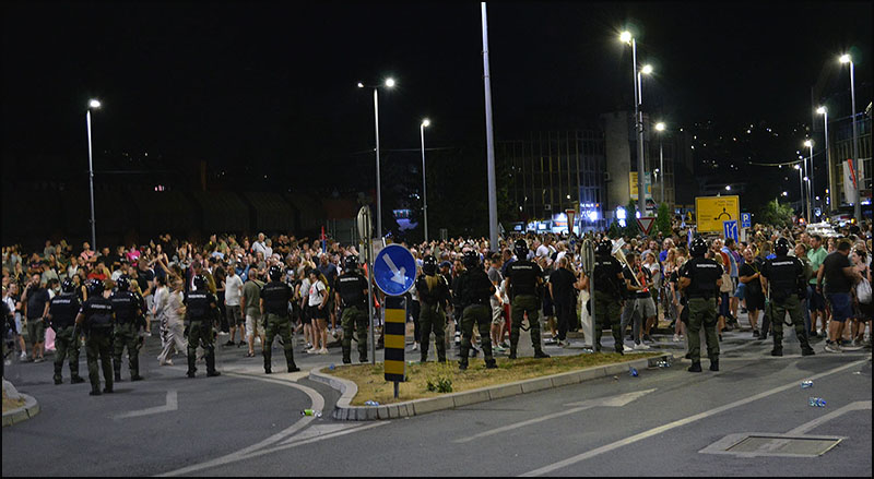 Užičani blokirali zlatiborsku magistralu, policija se povukla 2 Kordon Zandarmerije Foto Nenad Kovacevic