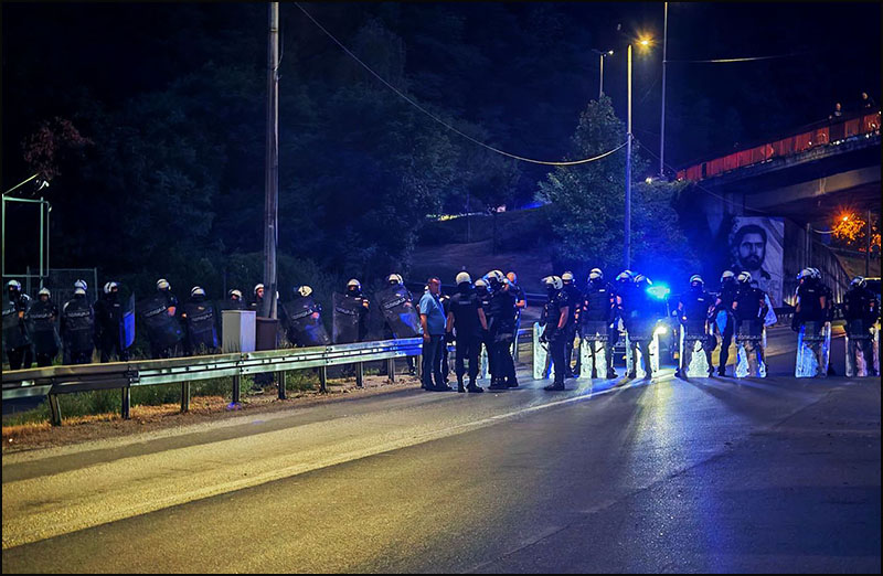 O blokadi u Užicu ogasila se policija, građani najavili najveći skup u istoriji grada 2 Kordon policije na blokadi u Uzicu Foto Privatna arhiva