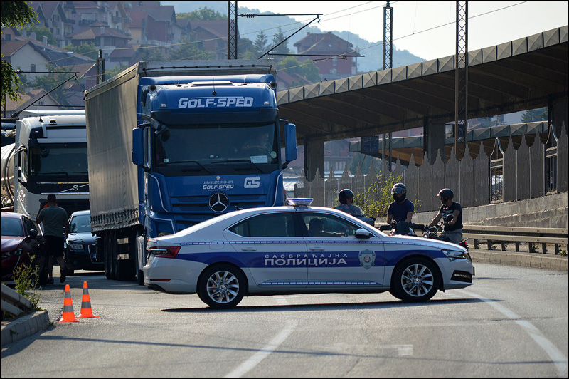 Višečasovna blokada zlatiborske magistrale u Užicu (FOTO) 6 Policija obezbedjuje blokadu zlatiborske magistrale Foto Nenad Kovacevic