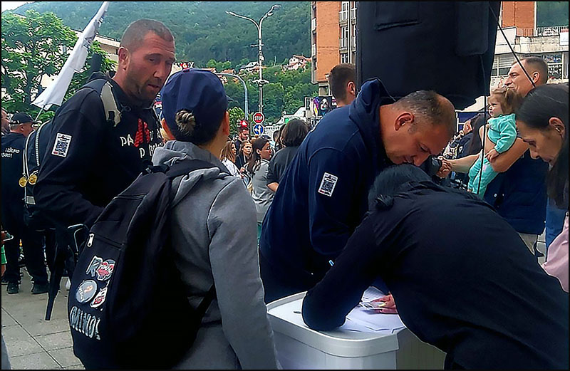 Potpisivanje peticije Foto Privatna arhiva