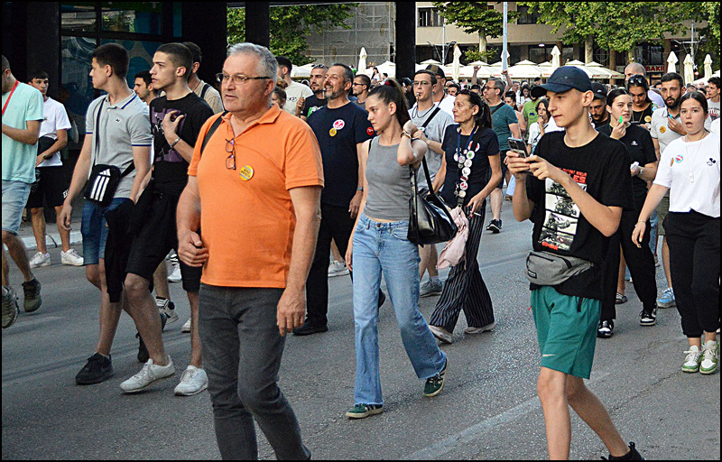 Podrška kolega pritvorenom užičkom profesoru Branku Nikoliću 2 Profesor Nikolic na protestu u Uzicu Foto Nenad Kovacevic