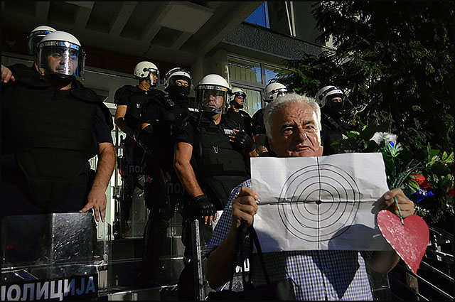 Užičani blokirali zlatiborsku magistralu, policija se povukla 7 Protest ispred PU Uzice Foto Nenad Kovacevic