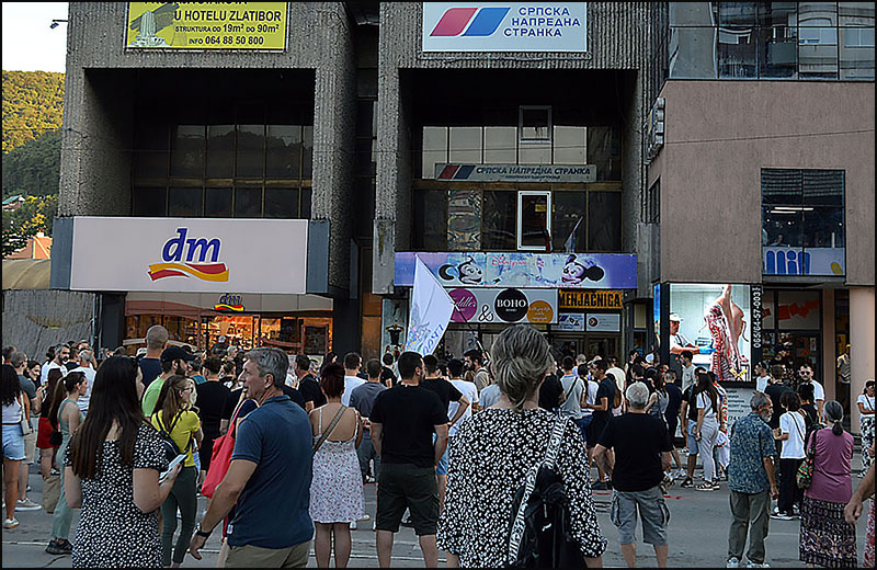 Protest ispred sedista SNS a Foto Nenad Kovacevic