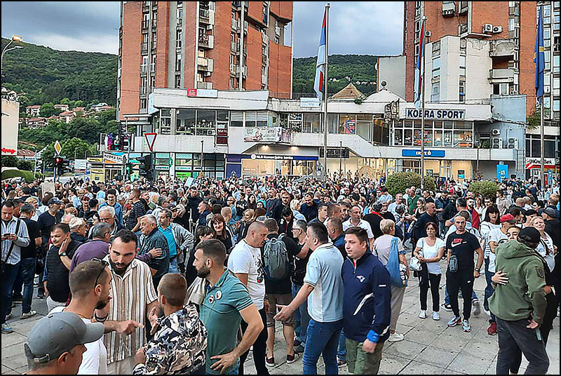 Sa protesta u Užicu zahtevano da se puste pritvoreni građani 1 Protest ispred skupstine Foto Privatna arhiva
