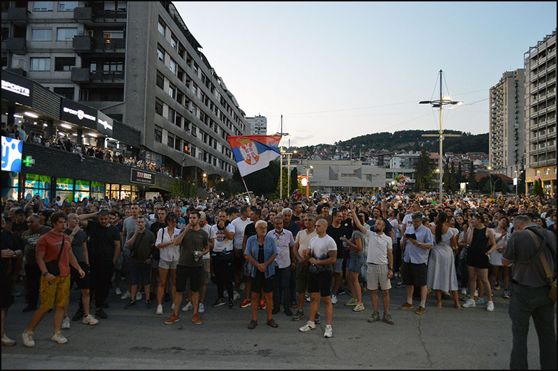 Užičani blokirali zlatiborsku magistralu, policija se povukla 3 Skup ispred SNS a Foto Nenad Kovacevic