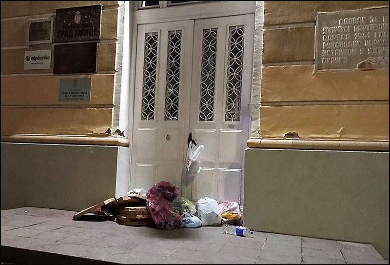 Smece ispred skupstine Foto Privatna arhiva
