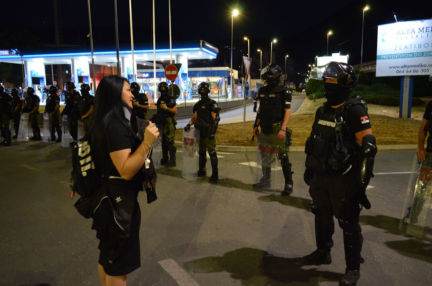Uzianka ispred kordona policije Foto Nenad Kovacevic