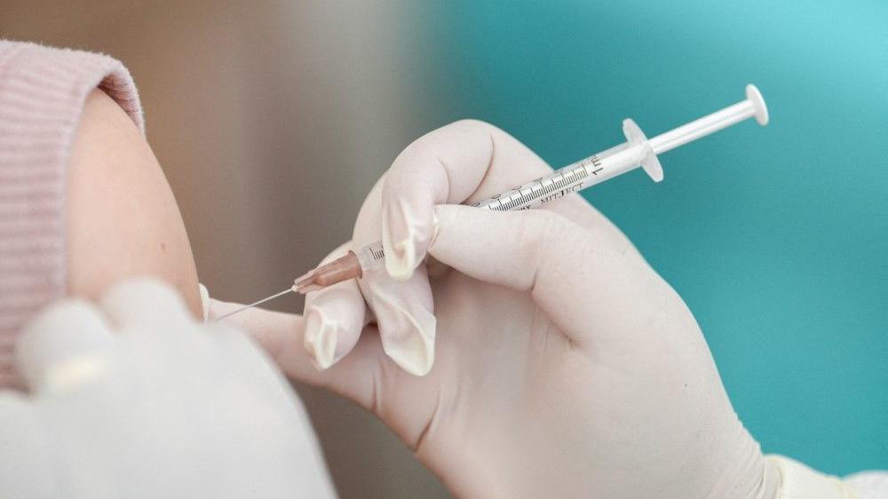 Doktor u Americi oslobođen optužbi za uništavanje kovid vakcina 1 vakcina