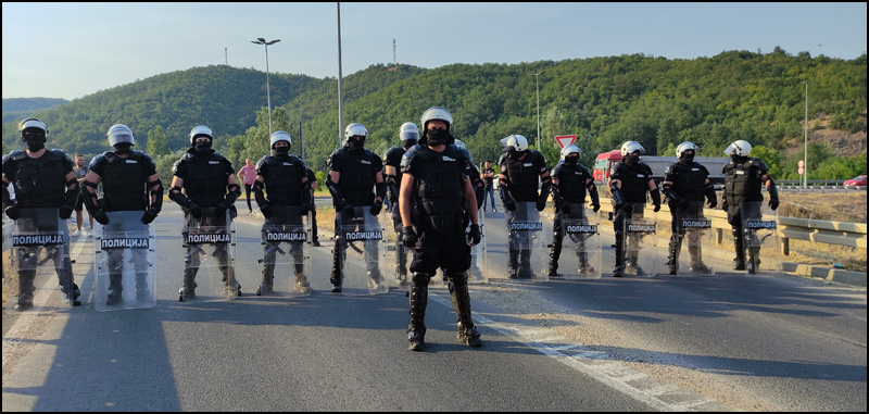 Građani igrali kolo nasred puta u Pakovraću 1 kordon pod punom opremom na jarkom suncu