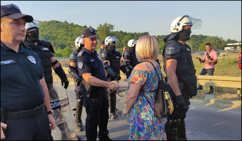 Građani igrali kolo nasred puta u Pakovraću 2 prijateljski pozdrav na blokadi
