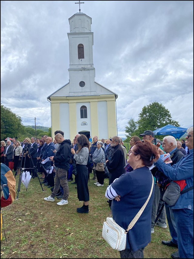 Bele ruže na cesti spasa i smrti (FOTO) 3 Foto Veran Matic
