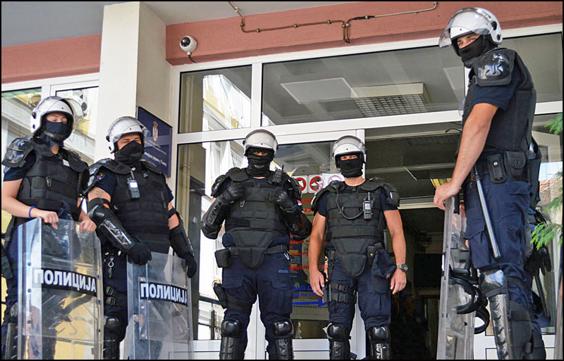 Interventna policija u Uzicu Foto Nenad Kovacevic