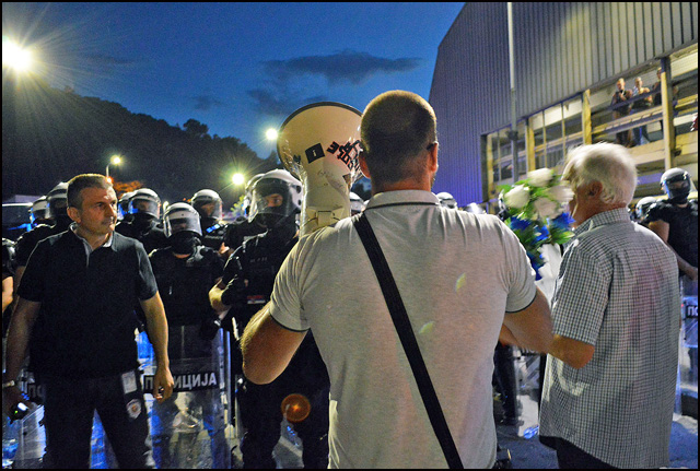 Policija i ucesnici protesta u Uzicu Foto Nenad Kovacevic