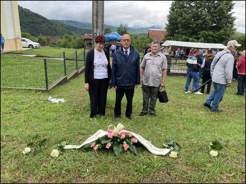 Bele ruže na cesti spasa i smrti (FOTO) 4 Predstavnici Udruzenja porodica nestalih Protiv zaborava Foto Veran Matic