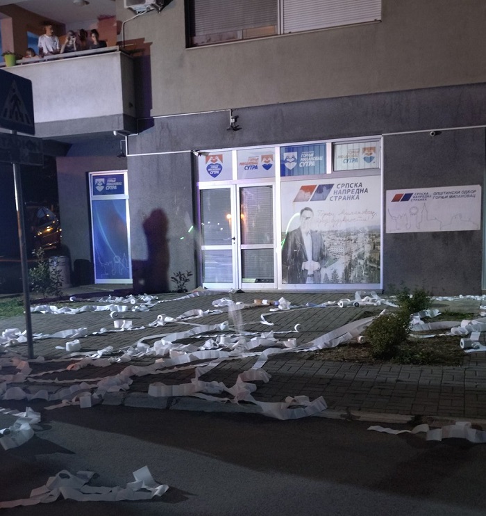 SNS u Milanovcu zasut toalet papirom (VIDEO) 1 SNS gornji milanovac