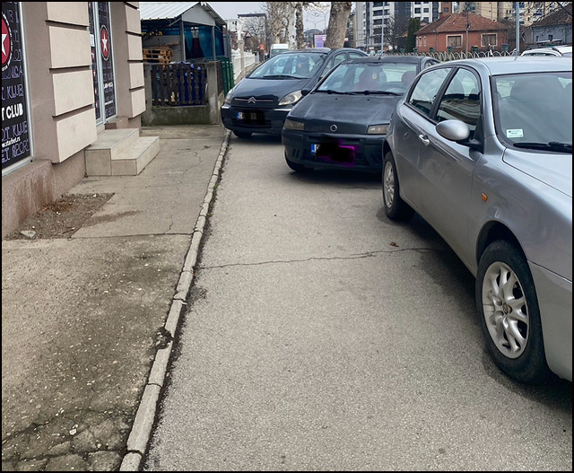 Postoje i blokaderi trotoara 2 blokaderi 2
