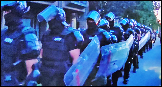 Dešavanja na Filozofskom test za Novi Sad i Novosađane 3 kordon policije ispred fakulteta