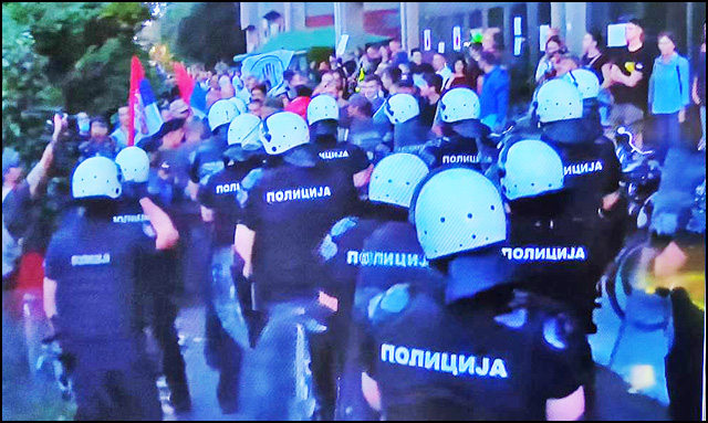 policija ispred fakulteta