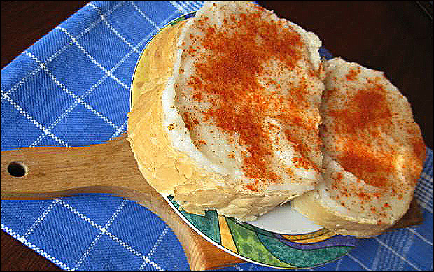 Hleb mast i aleva paprika