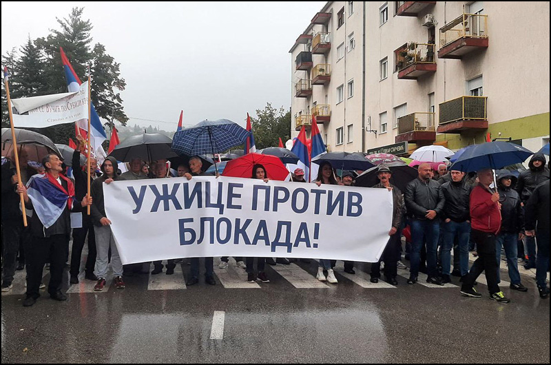 Pristalice i protivnici vlasti u Sevojnu: Kordoni policije razdvajali skupove 1 Pistalice vlasti Foto Nenad Kovacevic