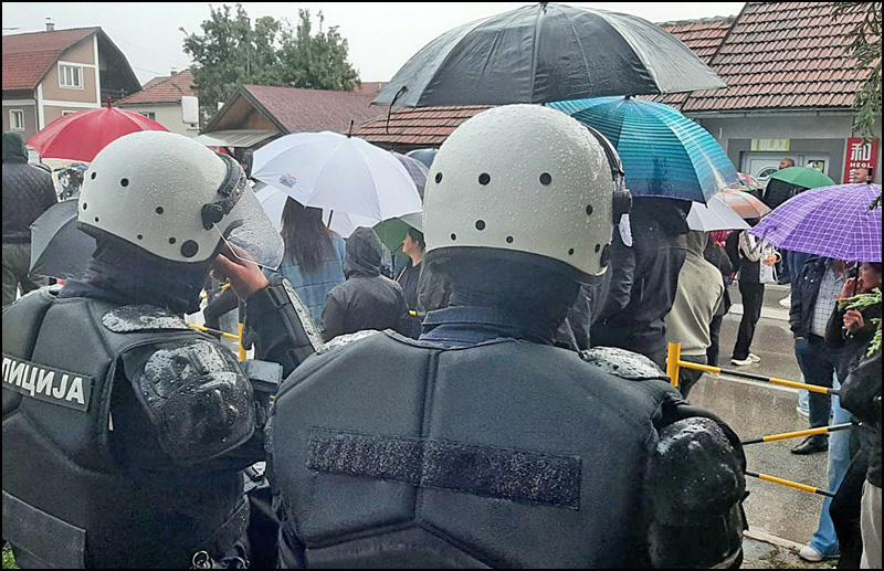 Pristalice i protivnici vlasti u Sevojnu: Kordoni policije razdvajali skupove 4 Policija Foto Privatna arhiva