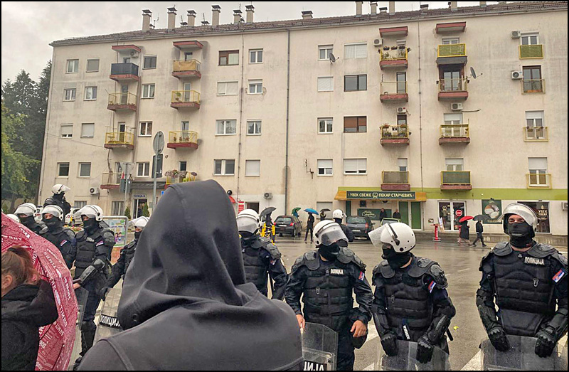 Pristalice i protivnici vlasti u Sevojnu: Kordoni policije razdvajali skupove 3 Policija ispred protivnika vlasti Foto Privatna arhiva