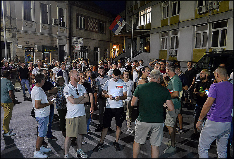 Užičani traže puštanje iz pritvora uhapšenih učesnika protesta u Kosjeriću 5 Protest ispred Policijske uprave Uzice Foto Nenad Kovacevic