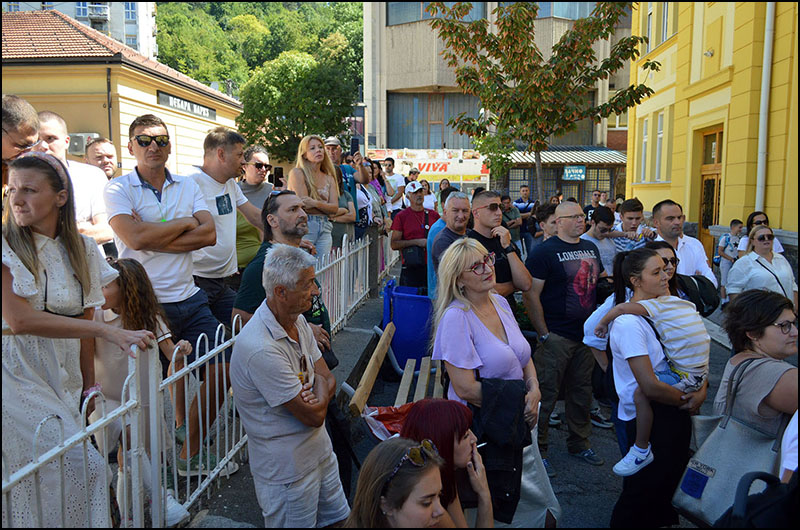 Učenici i roditelji uz nastavnike koji su ostali bez posla i razrednog starešinstva 2 Protest ispred skole Foto Nenad Kovacevic 1