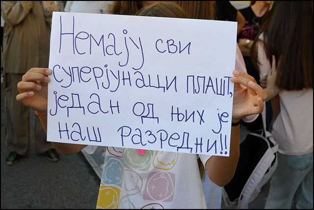 Učenici i roditelji uz nastavnike koji su ostali bez posla i razrednog starešinstva 1 Protest ispred skole Foto Nenad Kovacevic 2