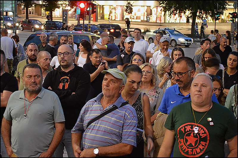 Užičani traže puštanje iz pritvora uhapšenih učesnika protesta u Kosjeriću 2 Protest ispred uzicke skupstine